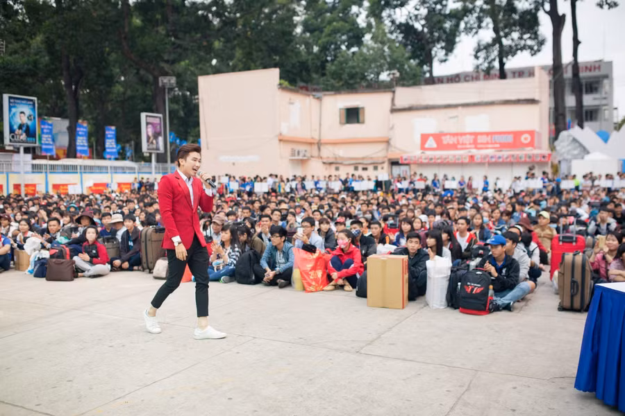 Chí Thiện cũng xuất hiện từ rất sớm. Anh dành tặng 2.500 khán giả trẻ loạt ca khúc hit của mình.