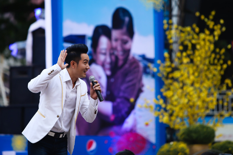 Lễ tiễn sinh viên về quê ăn Tết còn có sự xuất hiện của Nguyễn Phi Hùng. Thời gian gần đây, nam ca sĩ gốc Hà Nội ít cho ra sản phẩm mới nhưng vẫn đều đặn xuất hiện trong các buổi biểu diễn.