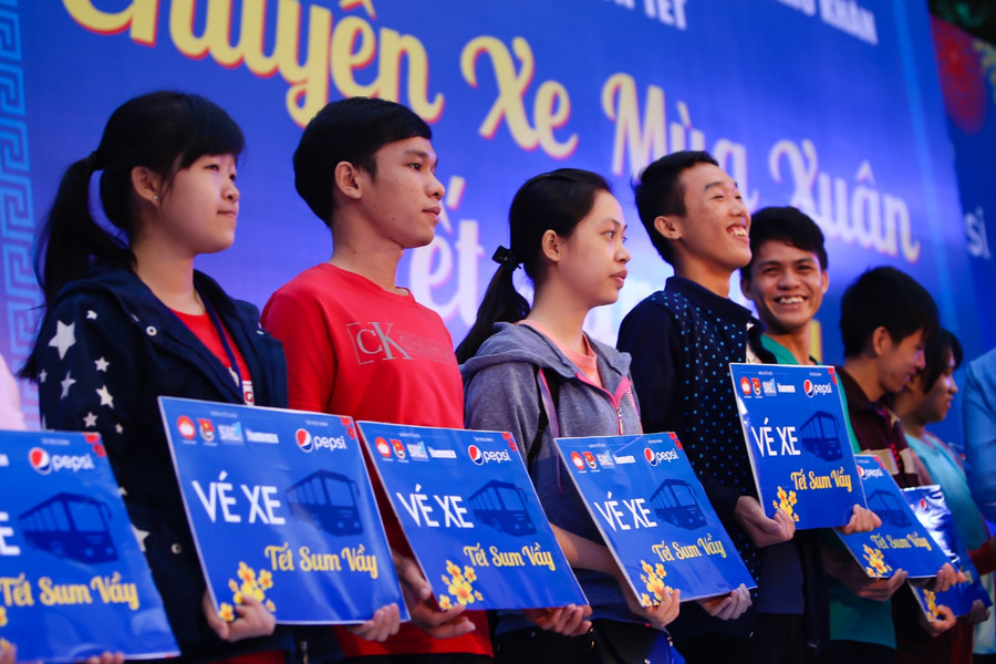 Ngay sau lễ phát động, 2.500 sinh viên đã nhận vé xe từ TP HCM về các tỉnh Bình Thuận, Bạc Liêu, Cà Mau, Phú Yên… đón năm mới.