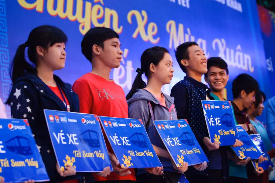 Ngay sau lễ phát động, 2.500 sinh viên đã nhận vé xe từ TP HCM về các tỉnh Bình Thuận, Bạc Liêu, Cà Mau, Phú Yên… đón năm mới.