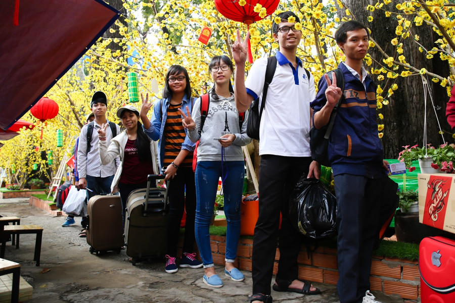 “Chuyến xe mùa xuân - Tết sum vầy” là chương trình do nhãn hàng Pepsi thuộc Công ty TNHH Nước giải khát Suntory PepsiCo Việt Nam kết hợp cùng báo Thanh niên và Trung tâm hỗ trợ học sinh, sinh viên TP HCM tổ chức. Theo đó, 5.000 sinh viên, công nhân, những người có hoàn cảnh khó khăn đã sẽ được hỗ trợ vé xe từ TP HCM, Hà Nội và Đà Nẵng về quê đón Tết sum vầy.