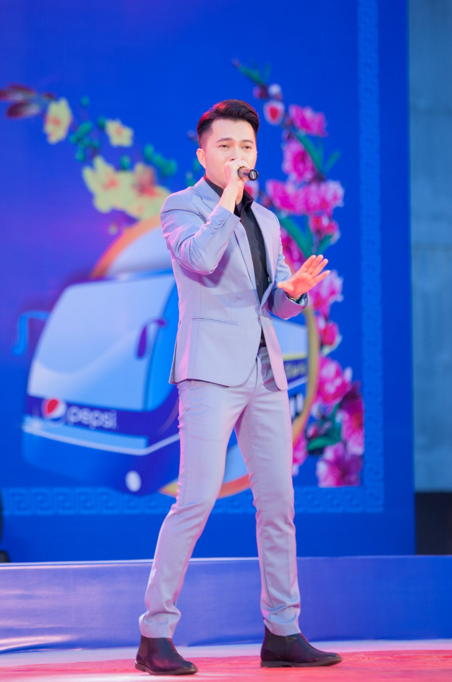 “Thời gian tham dự chương trình khá sớm nhưng tôi cảm thấy rất hào hứng và hạnh phúc bởi vì mình đã góp một phần giúp cho tinh thần của các bạn sinh viên thêm phấn khởi. Xuân về, Tết đến, được sum vầy bên cha mẹ và gia đình là điều hạnh phúc nhất. Năm nay tôi cũng sẽ về quê đón năm mới với gia đình mình nên cũng rất đồng cảm với các bạn”, nam ca sĩ chia sẻ.