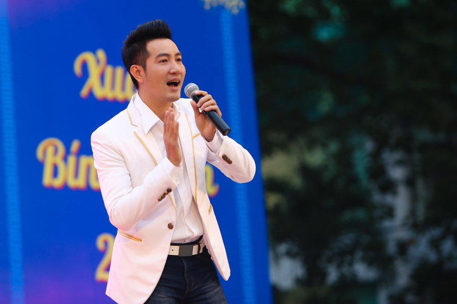 Anh là một trong những ca sĩ rất tích cực phục vụ những khán giả đặc biệt như người có hoàn cảnh khó khăn, công nhân, học sinh, sinh viên, người dân và chiến sĩ đảo Trường Sa…