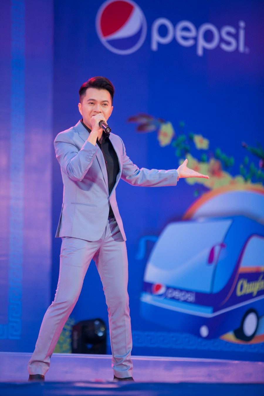 Anh cũng hy vọng năm mới, những người nghèo sẽ nhận được nhiều hơn sự yêu thương, quan tâm của cộng đồng. Sắp tới, giọng ca “Khó” sẽ ra mắt một quỹ từ thiện riêng và tích cực chuẩn bị cho album Vol 6.