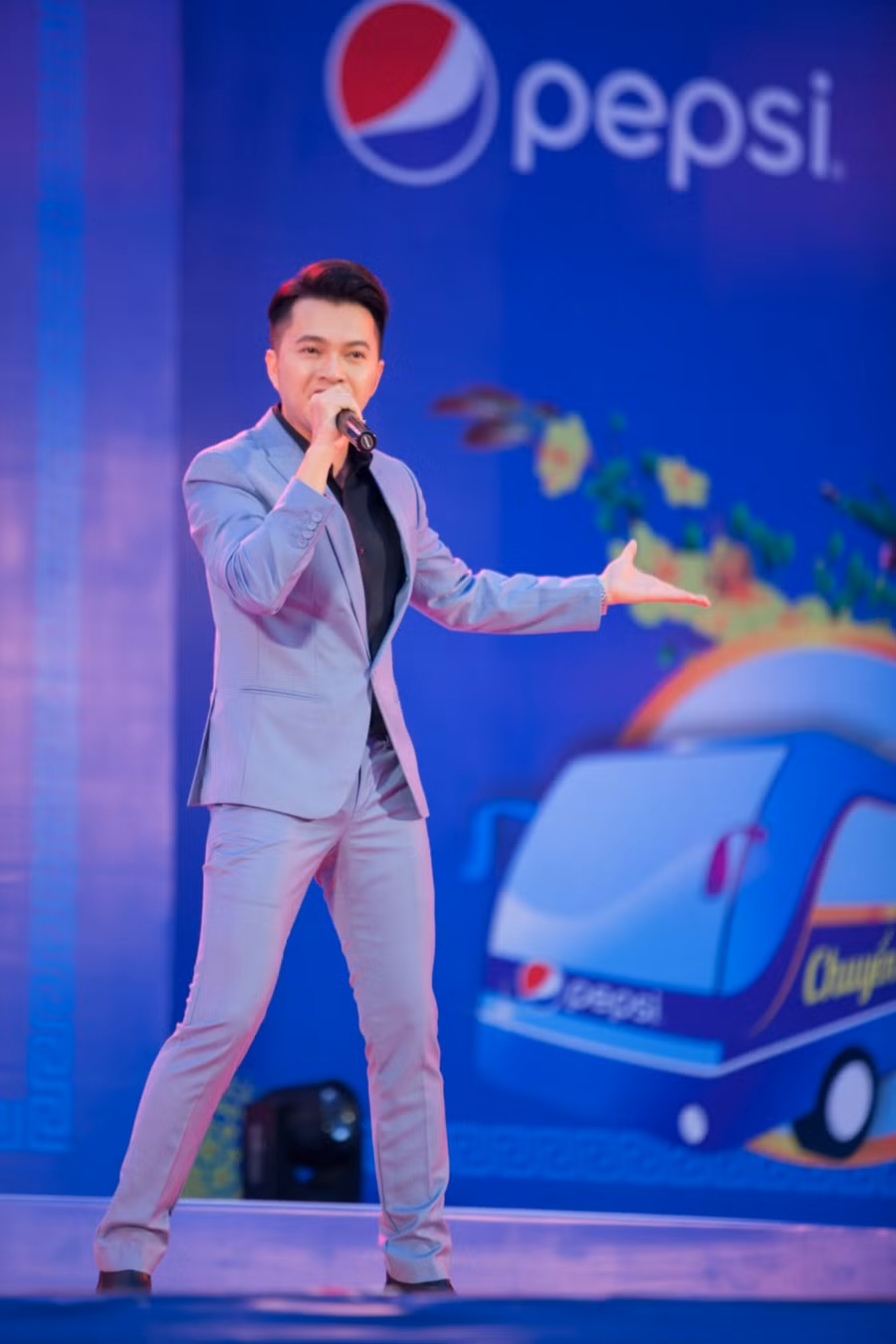 Anh cũng hy vọng năm mới, những người nghèo sẽ nhận được nhiều hơn sự yêu thương, quan tâm của cộng đồng. Sắp tới, giọng ca “Khó” sẽ ra mắt một quỹ từ thiện riêng và tích cực chuẩn bị cho album Vol 6.