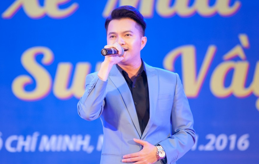 Dù sự kiện tổ chức vào sáng sớm nhưng Nam Cường vẫn có mặt đúng giờ. Anh trình diễn các ca khúc trẻ trung, sôi nổi để khuấy động chương trình.