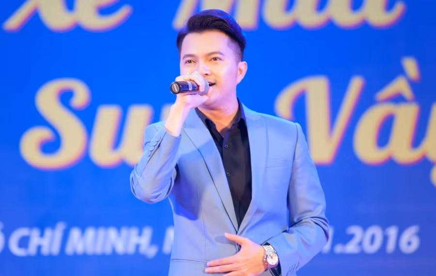 Dù sự kiện tổ chức vào sáng sớm nhưng Nam Cường vẫn có mặt đúng giờ. Anh trình diễn các ca khúc trẻ trung, sôi nổi để khuấy động chương trình.