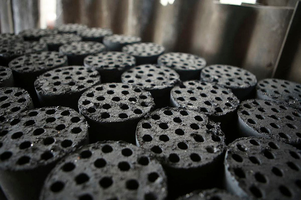 Than tổ ong vẫn được người dân Hà Nội sử dụng tràn lan