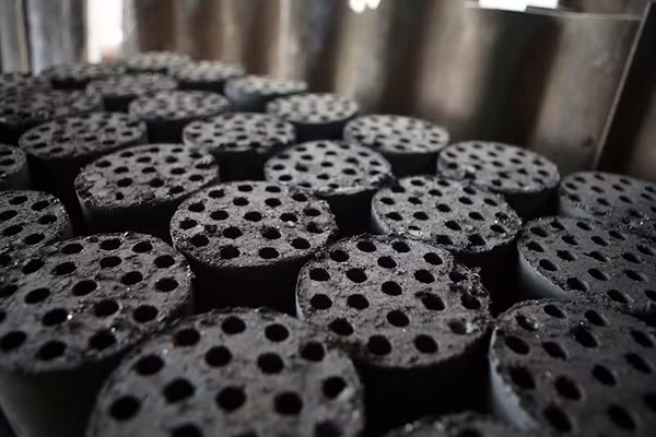 Than tổ ong vẫn được người dân Hà Nội sử dụng tràn lan