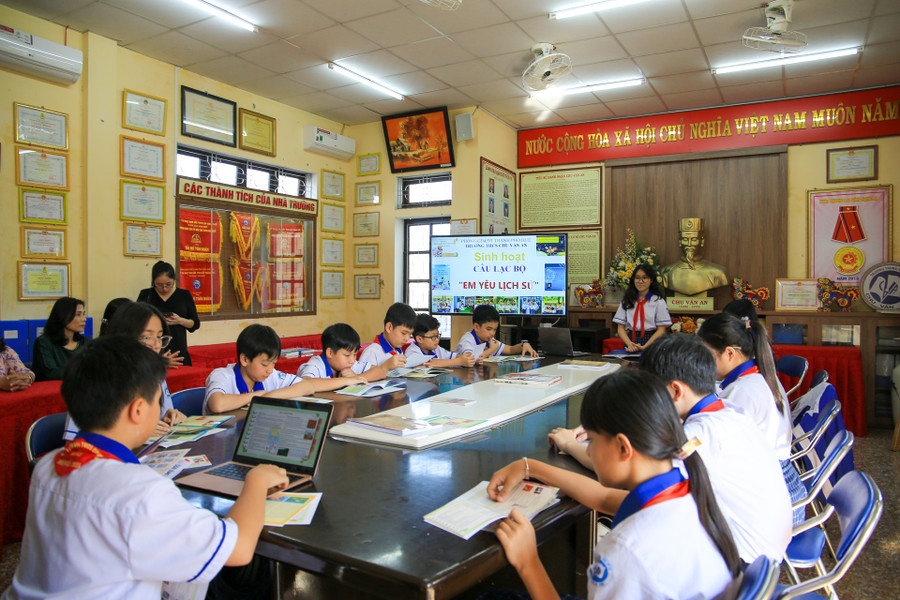 Sinh hoạt câu lạc bộ &quot;Em yêu lịch sử&quot; của học sinh.