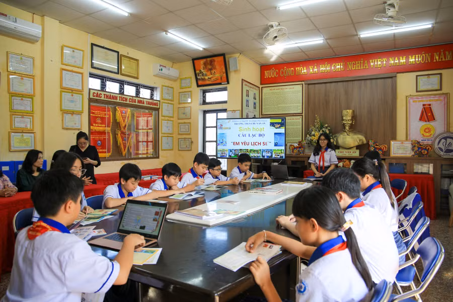 Sinh hoạt câu lạc bộ "Em yêu lịch sử" của học sinh.