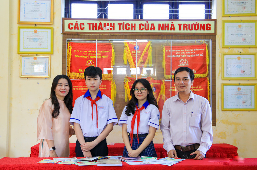 Nhóm 2 học sinh cùng thầy, cô hướng dẫn thực hiện đề tài nghiên cứu khoa học.
