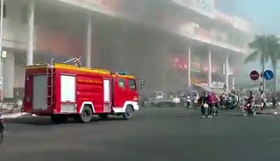 Cháy ki-ốt bán vàng mã tại Trung tâm thương mại Bà Rịa ảnh 1 Khói bốc lên nghi ngút khắp Trung tâm thương mại Bà Rịa