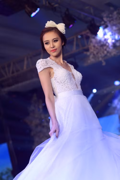 quynh thu mac vay cuoi thon gon ben ngoc tinh - 14
