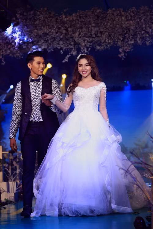 quynh thu mac vay cuoi thon gon ben ngoc tinh - 6