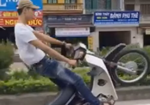 nam-thanh-nien-boc-dau-xe-may-bi-phat-hon-7-trieu-dong