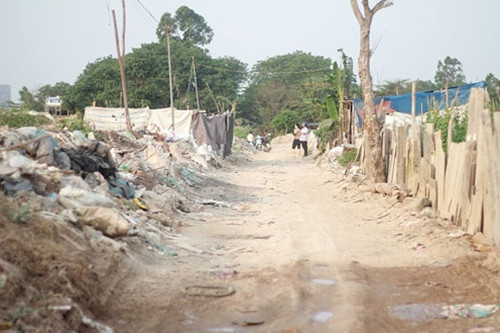 Con đường rác thải ở hai phương Khương Trung và Khương Đình (quận Thanh Xuân – Hà Nội).