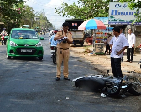 Cha chở con chạy mưa bị taxi tông phải, cháu bé chấn thương sọ não