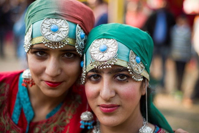 Nhiều người Kashmiri có bề ngoài giống các cư dân châu Âu, với da, tóc và mắt sáng màu. 