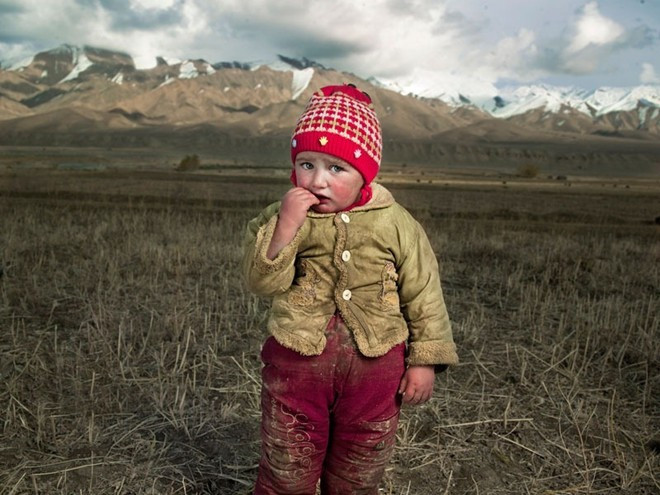 Người Tajik ở Trung Quốc: Người Tajik chủ yếu sống ở vùng Tashkurgan nằm trên con đường tơ lụa, thuộc miền tây Trung Quốc, trên cao nguyên Pamir tuyết phủ, sát biên giới Afghanistan, Tajikistan và Pakistan. Điều đặc biệt ở người Tajik là họ có ngoại hình giống những người da trắng ở châu Âu, với da trắng, mắt xanh, tóc vàng, mũi cao.