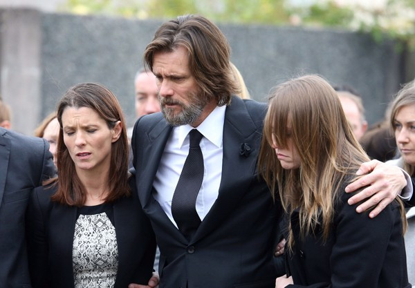 Hình ảnh anh đau đớn bên hai chị gái của White. Hình ảnh anh đau đớn bên hai chị gái của White.