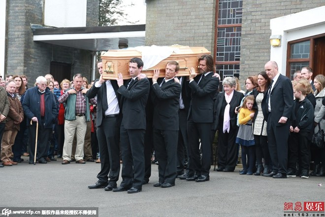 Ngày 10/10 (theo giờ địa phương), Jim Carrey có mặt trong lễ tang bạn gái Cathriona White tổ chức tại quê nhà cô ở Ireland. Ngày 28/9, White tự tử tại nhà riêng ở Los Angeles ở tuổi 28. Ngày 10/10 (theo giờ địa phương), Jim Carrey có mặt trong lễ tang bạn gái Cathriona White tổ chức tại quê nhà cô ở Ireland. Ngày 28/9, White tự tử tại nhà riêng ở Los Angeles ở tuổi 28.