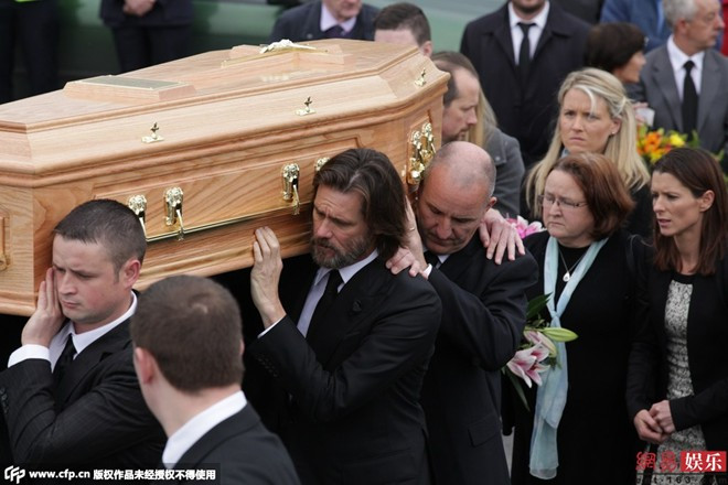 Jim Carrey thất thần trong lễ đưa tang. Giữa nhiều người, Jim Carrey không giấu sự thất thần trong lễ đưa tang.