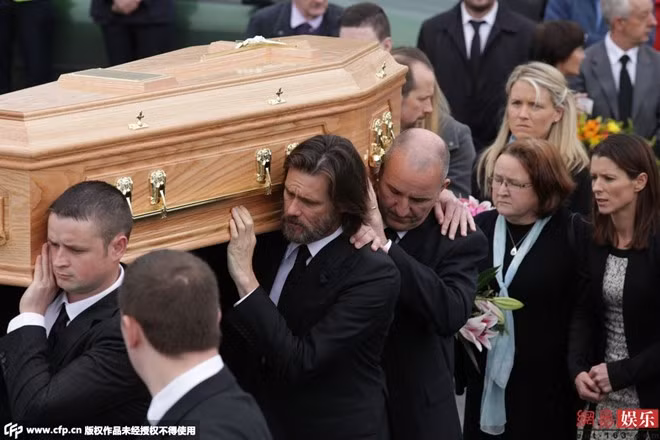 Jim Carrey thất thần trong lễ đưa tang. Giữa nhiều người, Jim Carrey không giấu sự thất thần trong lễ đưa tang.