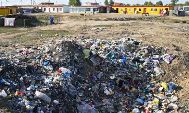 Hồ lớn nhất Trung Quốc ngập rác sau tuần lễ vàng ảnh 6