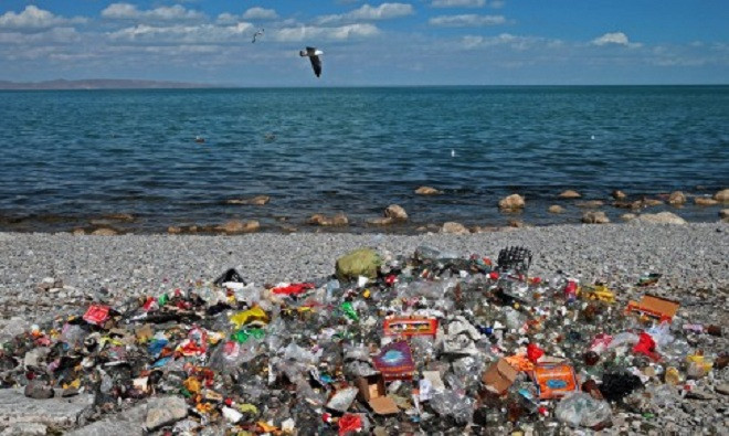 Hồ lớn nhất Trung Quốc ngập rác sau tuần lễ vàng ảnh 5