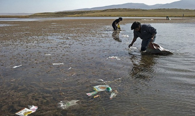 Hồ lớn nhất Trung Quốc ngập rác sau tuần lễ vàng ảnh 2