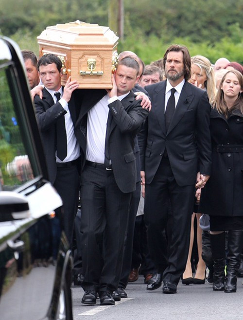 Anh lặng người người nhìn quan tài đưa lên xe sau lễ truy điệu. Anh lặng người người nhìn quan tài đưa lên xe sau lễ truy điệu.