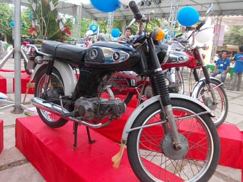 Chiêm ngưỡng xe Honda 67 nguyên bản giữa lòng phố cổ - ảnh 1