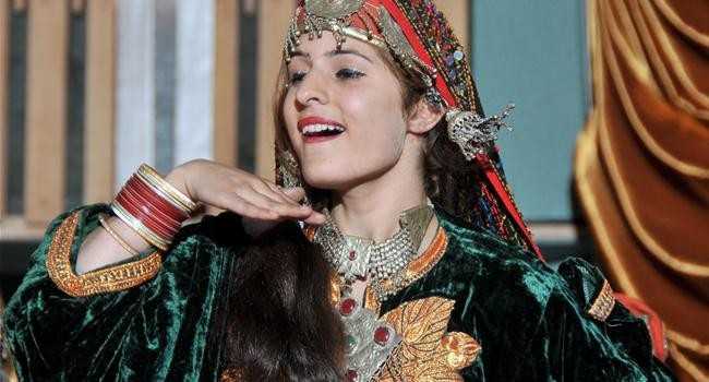 Người Kashmiri ở Pakistan và Ấn Độ: Người Kashmiri chủ yếu theo đạo Hồi, một phần nhỏ theo đạo Hindu, với nền văn hóa ấn tượng.