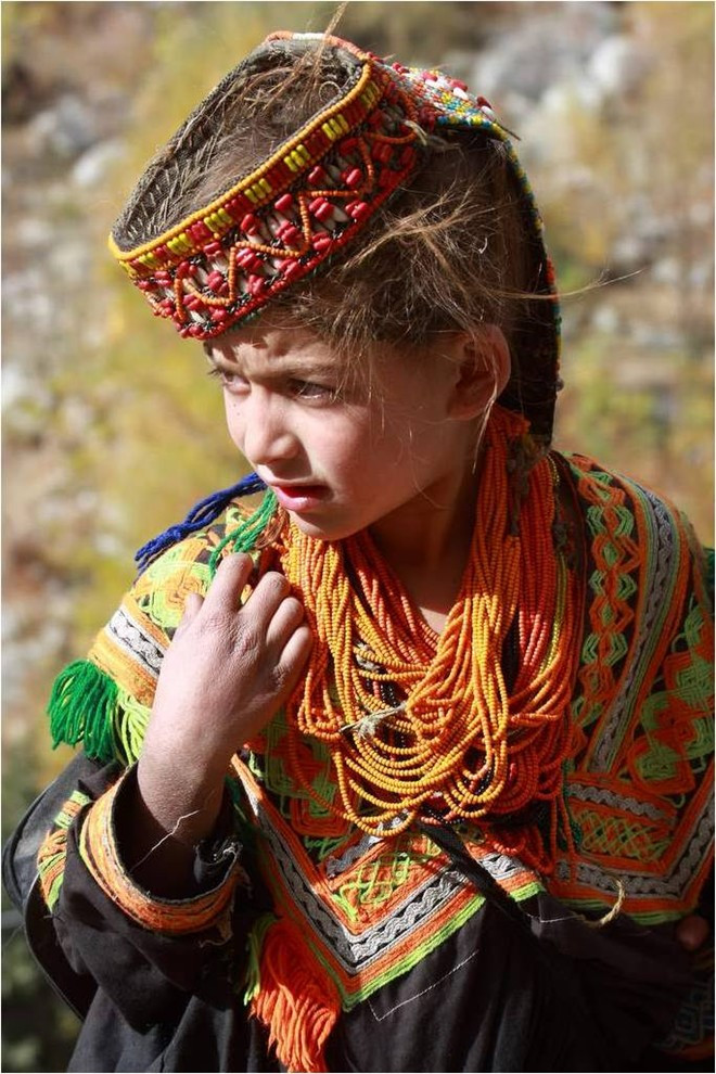 Người Kalash ở Pakistan: Trên những dãy núi thuộc vùng Hindu Kush ở Pakistan, tộc Kalash với dân số khoảng 6.000 người có cách sống hoàn toàn khác biệt với các khu vực lân cân. Họ khẳng định đã sống ở đây hàng nghìn năm. 