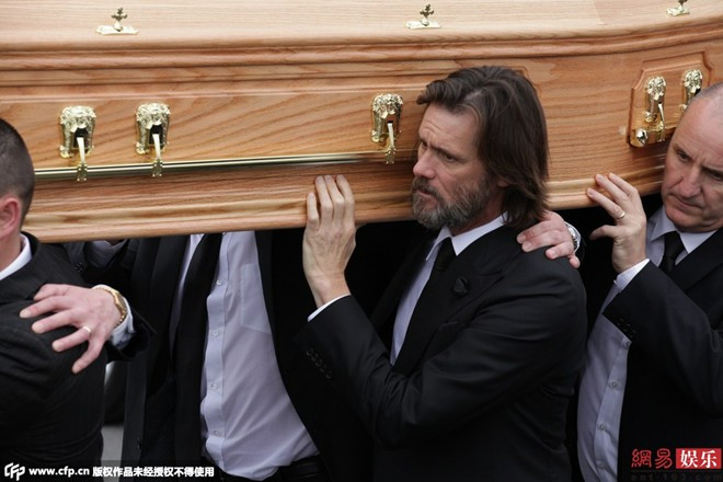 Jim Carrey nâng quan tài bạn gái tiễn đưa cô về nơi an nghỉ cuối cùng. Toàn bộ chi phí di chuyển thi thể White về Ireland và đám tang đều do nam diễn viên nổi tiếng lo liệu. Jim Carrey nâng quan tài bạn gái tiễn đưa cô về nơi an nghỉ cuối cùng. Toàn bộ chi phí di chuyển thi thể White về Ireland và đám tang đều do nam diễn viên nổi tiếng lo liệu.