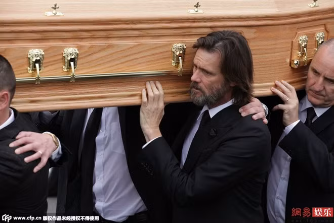 Jim Carrey nâng quan tài bạn gái tiễn đưa cô về nơi an nghỉ cuối cùng. Toàn bộ chi phí di chuyển thi thể White về Ireland và đám tang đều do nam diễn viên nổi tiếng lo liệu. Jim Carrey nâng quan tài bạn gái tiễn đưa cô về nơi an nghỉ cuối cùng. Toàn bộ chi phí di chuyển thi thể White về Ireland và đám tang đều do nam diễn viên nổi tiếng lo liệu.