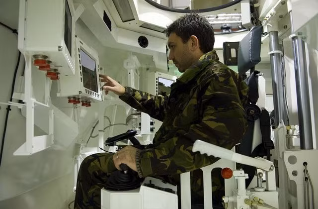  Lớp giáp của Terrier đạt chuẩn NATO STANAG 4569 cấp độ 5, cho phép xe an toàn trước đạn pháo 30 mm bắn thẳng từ đối phương. Kíp lái 2 người điều khiển thông qua một camera quang học 360 độ, xe có thể vận hành 24 giờ liên tục mà không gặp trở ngại, một màn hình LCD đa chức năng ở mỗi bộ phận đang hoạt động giúp người lái vận hành dễ dàng hơn. 