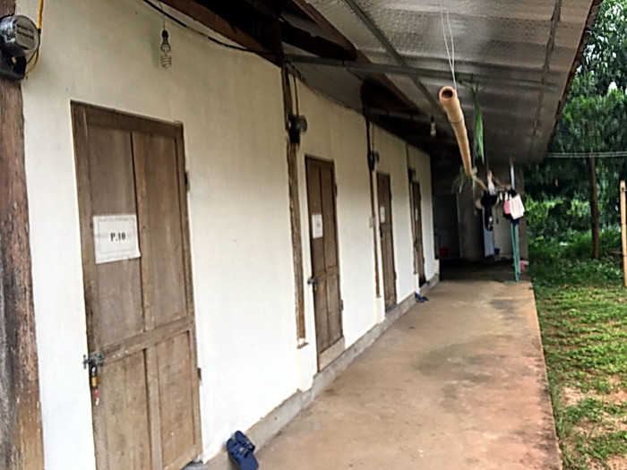 Khu nhà ở công vụ của Trường THPT Quảng Khê, nơi các giảng viên Trường ĐH Khoa học sẽ sinh hoạt. "Kỳ thi THPT năm 2018 điểm thi này mất điện, nước dẫn từ núi về đục đỏ vẫn phải dùng để sinh hoạt" Thầy Nguyễn Văn Đăng - Hiệu trưởng cho biết Khu nhà ở công vụ của Trường THPT Quảng Khê, nơi các giảng viên Trường ĐH Khoa học sẽ sinh hoạt. "Kỳ thi THPT năm 2018 điểm thi này mất điện, nước dẫn từ núi về đục đỏ vẫn phải dùng để sinh hoạt" Thầy Nguyễn Văn Đăng - Hiệu trưởng cho biết