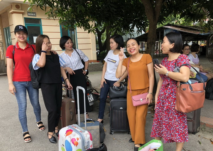 Cán bộ, giảng viên của Trường ĐH Sư phạm đang đợi xe đến điểm thi làm nhiệm vụ coi thi Kỳ thi THPT quốc gia năm 2019 Cán bộ, giảng viên của Trường ĐH Sư phạm đang đợi xe đến điểm thi làm nhiệm vụ coi thi Kỳ thi THPT quốc gia năm 2019