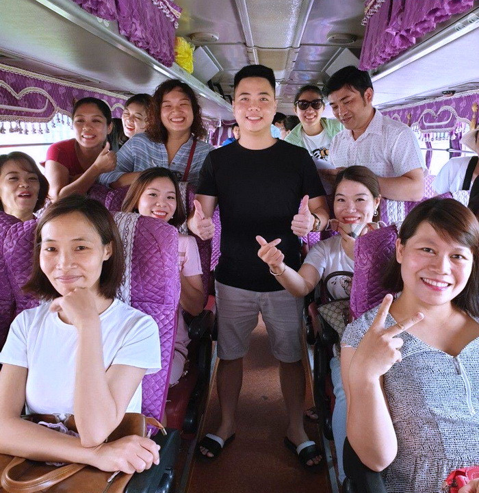 Giảng viên Trường ĐH Khoa học trên xe đến điểm thi làm nhiệm vụ. Giảng viên Trường ĐH Khoa học trên xe đến điểm thi làm nhiệm vụ.