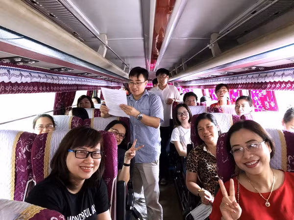 Đoàn cán bộ, giảng viên của Trường ĐH Sư phạm - ĐH Thái Nguyên trên đường di chuyển đến các điểm thi của Hội đồng thi Sở GD&ĐT Tuyên Quang