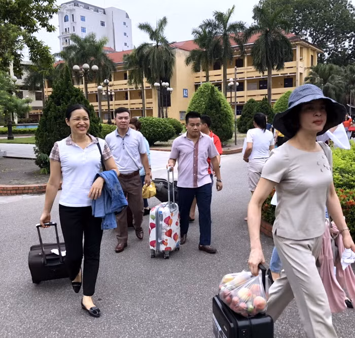 Cán bộ, giảng viên của Trường ĐH Sư phạm lên đường làm nhiệm vụ