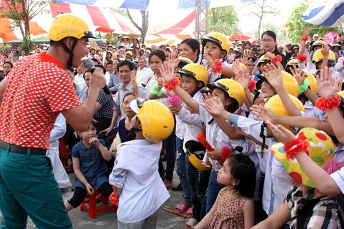 Nghệ sĩ Xuân Bắc cổ vũ cho học sinh đội mũ bảo hiểm