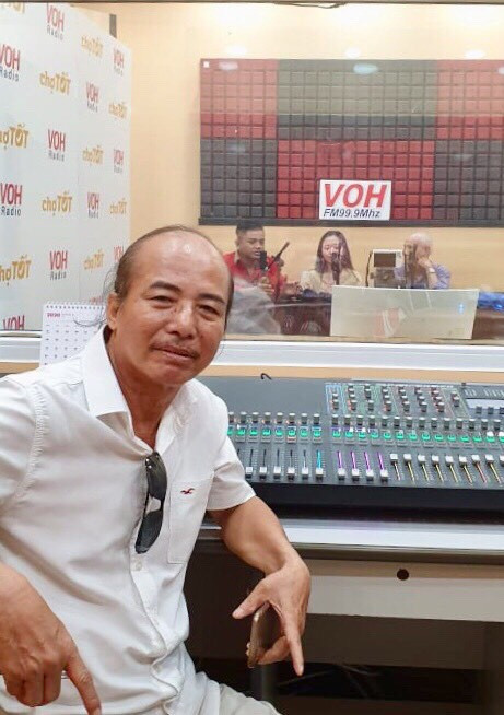 Trong phòng thu âm.