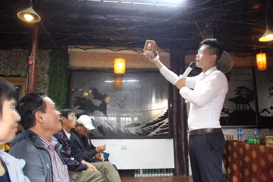 Người tự xưng là nhân viên của đơn vị tổ chức giới thiệu thực phẩm chức năng cho đoàn tham quan.