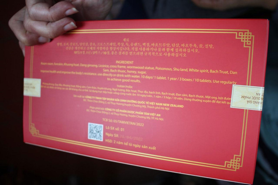 Lọ xịt họng có giá 800.000 đồng và sản phẩm thực phẩm chức năng có giá 2,5 triệu đồng được bán cho những người tham gia chuyến tham quan.