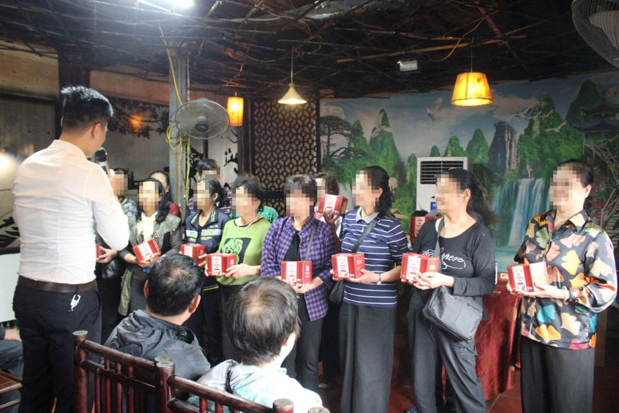 Những người tham gia mua sản phẩm được yêu cầu &apos;diễn&apos; để phục vụ việc quay phim, chụp ảnh, quảng bá sản phẩm.