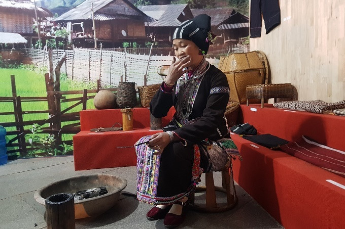 Hiện nay, người dân tộc Lự ở Lai Châu vẫn bảo tồn tục lệ nhuộm răng đen. Hiện nay, người dân tộc Lự ở Lai Châu vẫn bảo tồn tục lệ nhuộm răng đen.