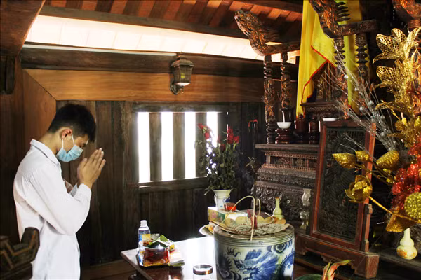 Em Lê Đình Khánh dâng hương tại đình.